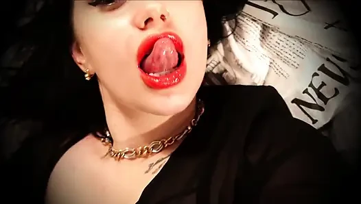 Nikmati keindahan bibir merah berair dan tampilan wanita yang bergairah!