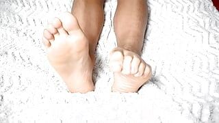 Soczyste stopy na pięknym białym prześcieradle