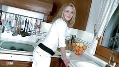 Seksuele kookles in de keuken met Franse blonde babe Cristal Rose