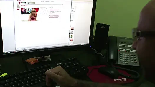 Телочка-блондинка на высоких каблуках наслаждается ублажанием мускулистого мужика