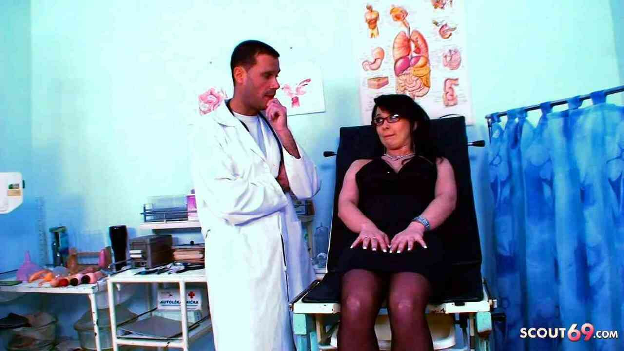 Nymphomaniac dewasa kurus menggoda ginekolognya untuk berhubungan seks dengan orgasme