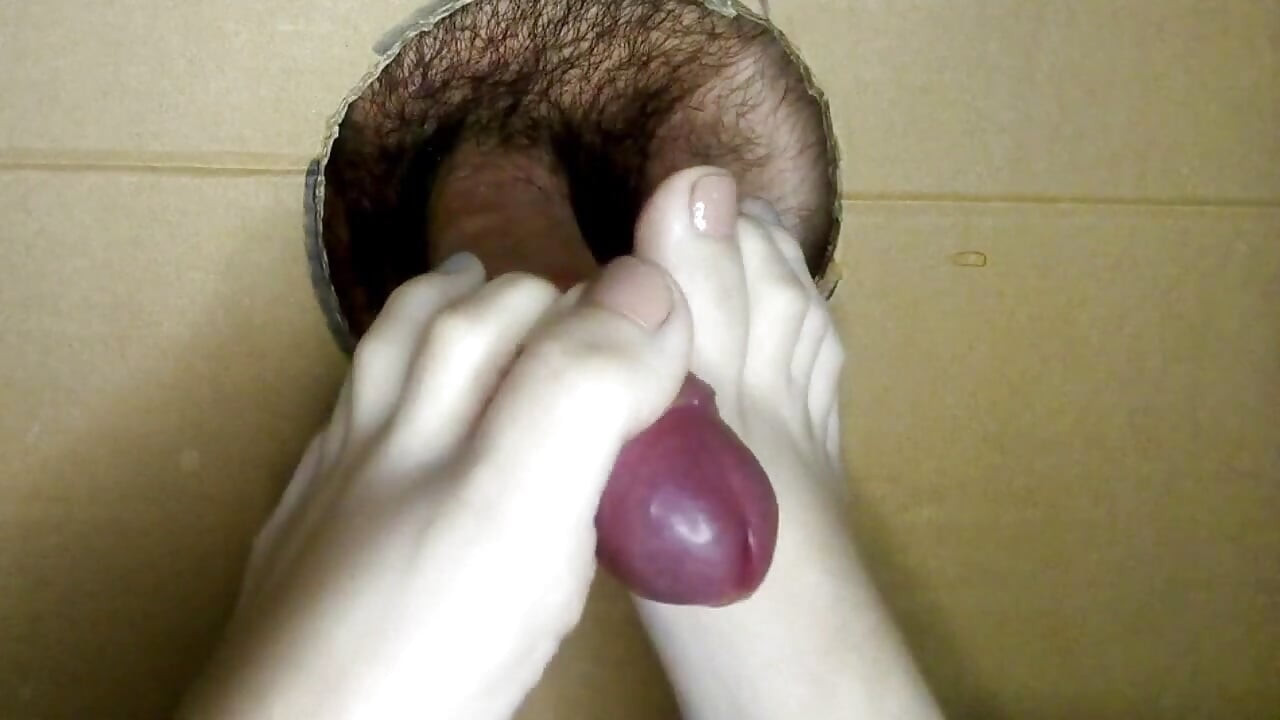 KOUŘENÍ A FOOTJOB - GLORYHOLE PARTE 2
