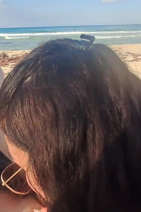 MILF πιπιλίζει πούτσο και καταπίνει χύσια στην παραλία POV