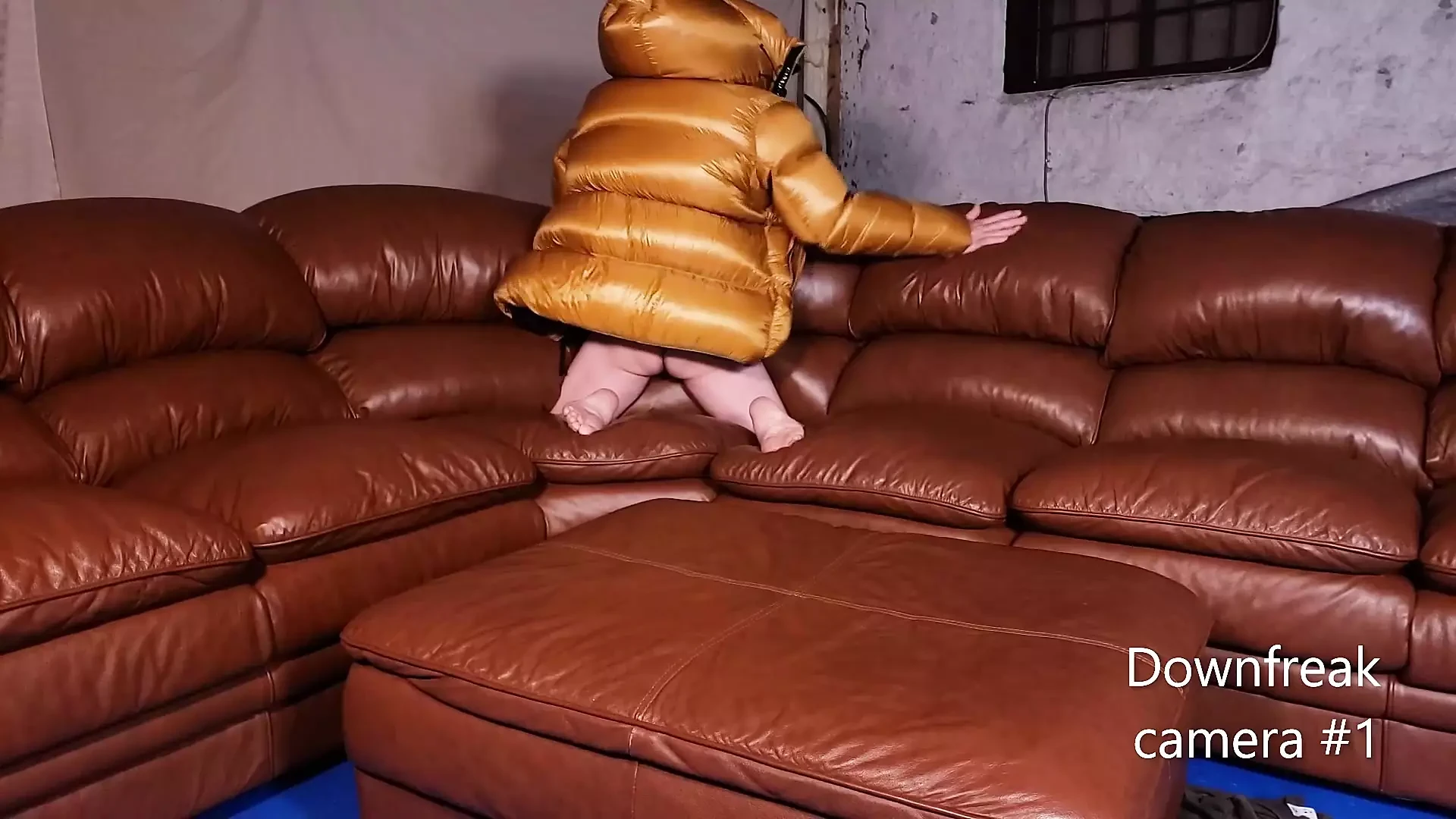 Sudut kamera sofa kulit humping 1