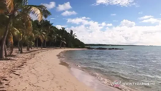 Blonde MILF reitet hart am strand und schlafzimmer für intensiv