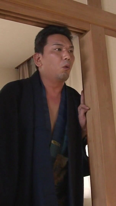"Japon azgın kızlar büyük bir yarak emiyor ve sonra içine sikiliyor" dan heyecanlı an