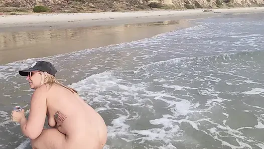 Çıplaklar plajında oynuyor.