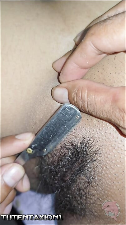 Mencukur memek berbulu lebat kakak ipar yang seksi
