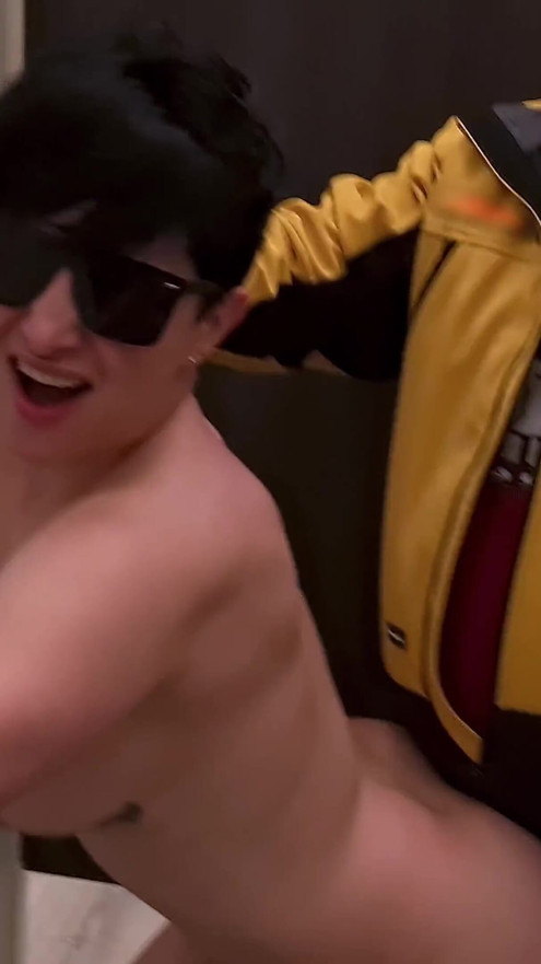 Ein Stiefbruder Hat Analsex Mit Seiner Stiefschwester in Einer Öffentlichen Umkleidekabine. Dada Deville