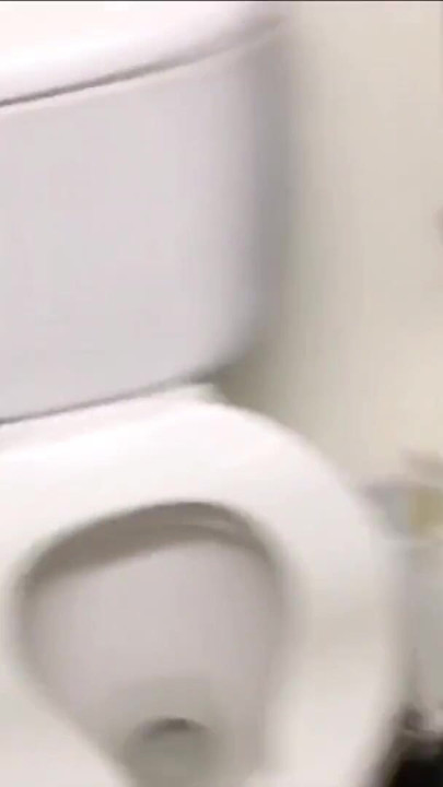 Seksi amcığımı ve götümü umumi tuvaletlere kadar takip et | Klip 1
