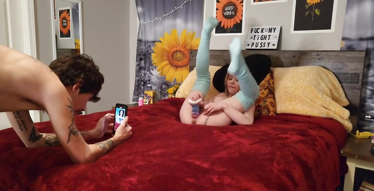 Dicktatordicky entrou em mim brincando com meu vibrador e deixe-me brincar com seu pau