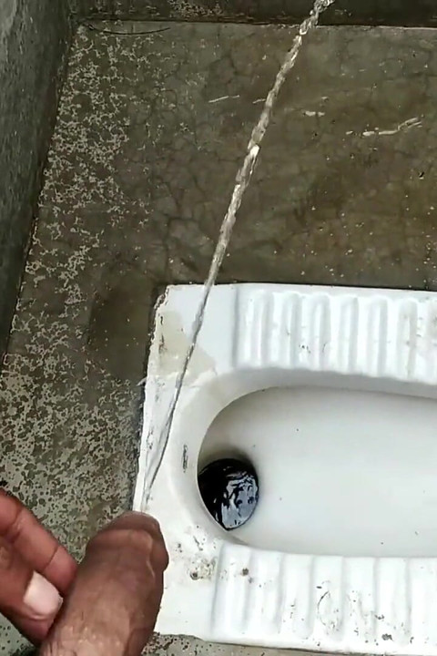 Masturbare cu băiat indian în baie