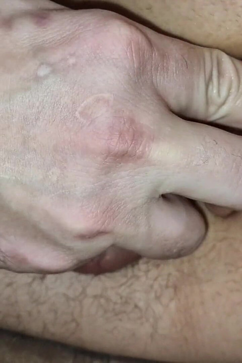 我在大学朋友的帮助下用我的鸡巴自慰! 我想学习自慰.