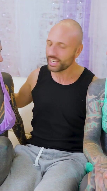 Dreier, tätowierter TEENS-champion, gesichtsbesamung und klaffender harter fick | Clip 1