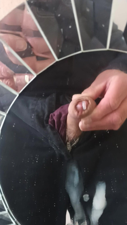 Cummimg on a mirror.