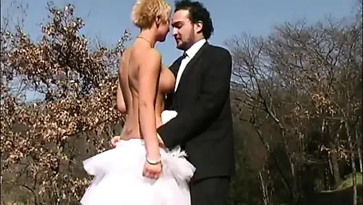 Tante seksi rambut pirang dientot habis-habisan sama kontol besar di depan umum