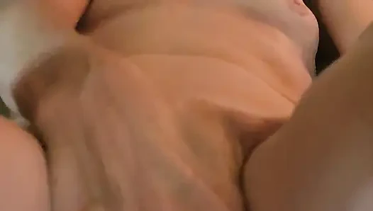 Goode Kız Islak Amcığını Nasıl Parmakladiğini Gösterirken 31 Talimatı Veriyor