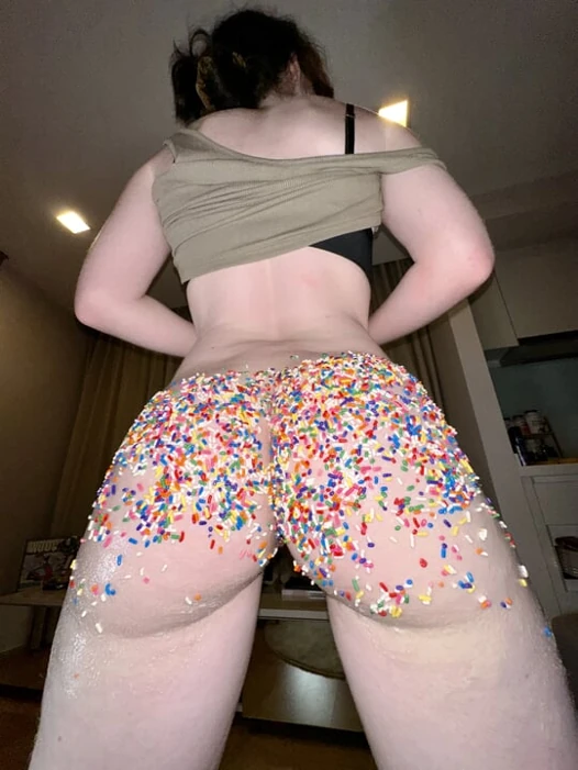 I prepared a cake with my own ass! Are you a fan of sweet ass white girl?