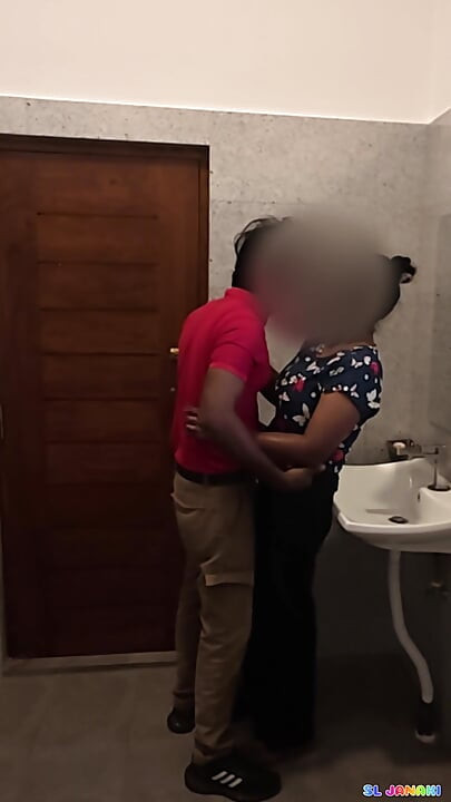 Pejabat Sex_manager Berkongkek dengan JPN, Wanita Berkahwin Di Bilik Air Pejabat