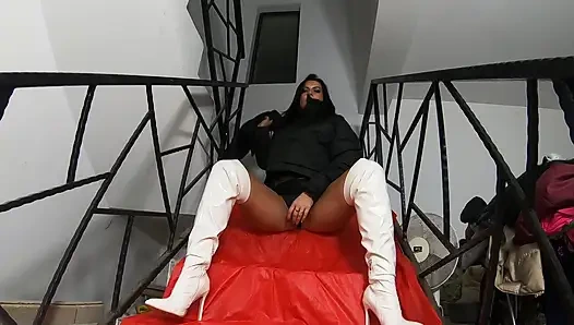 Сквирт в пуховике и мокрый фетиш, мастурбация, игра с писсингом и интенсивный оргазм 318