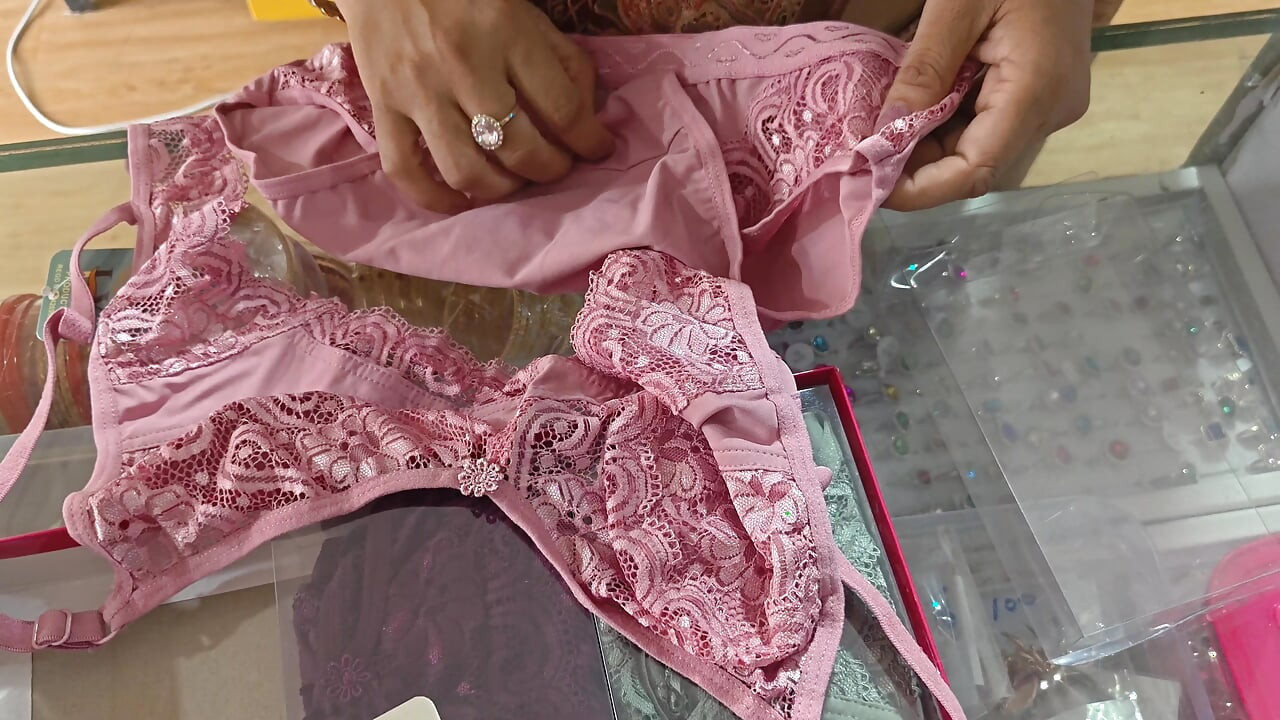 Bhabhi ko bra penty ke badle lund chusaya shop mai