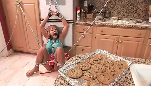 Большие сиськи в бондаже трахаются на кухне