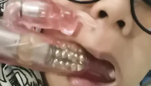 POV: Indonesisches virales mädchen in ihrem zimmer