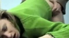 Девушка в зеленом свитере трахается в гостиничном номере