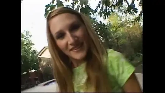 Fantastische dünne retro-teens werden von schwarzen monster-schwänzen gefickt und in den mund gespritzt