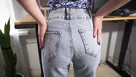 Pantat bahenol sekretaris seksi dengan celana jins ini digodain sama sekretaris seksi dengan pinggang tinggi