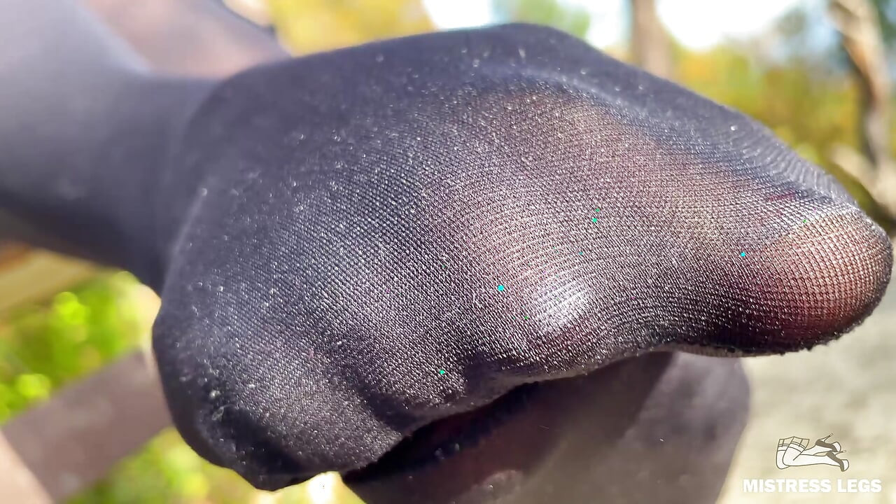 Menggosok kaki stoking hitam - menggoda sambil menggoda setelah pendakian - bagian-1