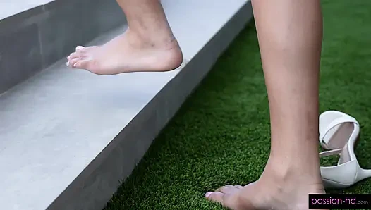 Katarina büyük yarağın sikiş deliğine masaj yapıyor