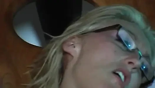 Sarışın orta yaşlı seksi kadın patlamalı orgazm için yarağı sağıyor ve sağıyor