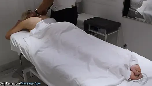 Klien pijat wanita seksi memamerkan memeknya ke terapis