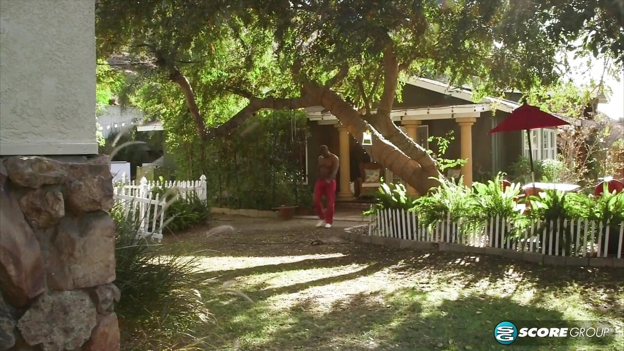 Azgın boşanmış kadın zenciye sikişiyor