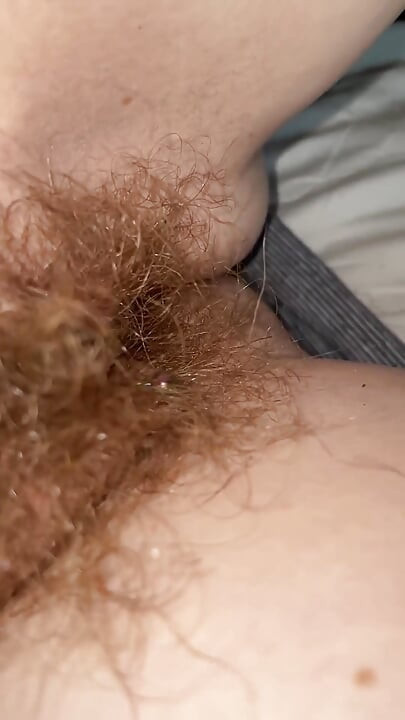 Un cielo de pelo mientras un solo pube es atrapado alrededor de mi piercing de clítoris