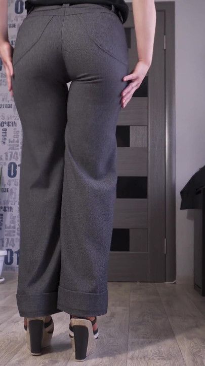Secretară Modeling picioare și cur în pantaloni strâmți