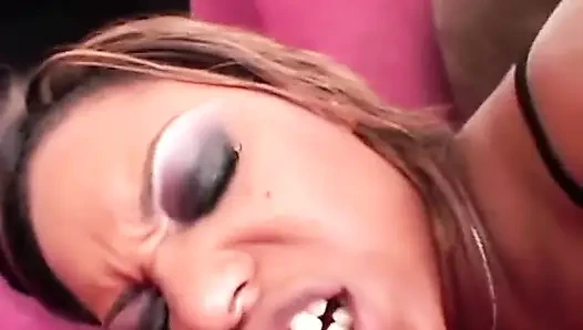 Azgın zenci hatun dizlerinin üzerinde sert beyaz bir yarağı emiyor ve sonra ges sikiliyor