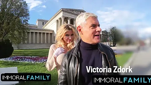 От лизания клитора к интенсивной анальной игре, Виктория получает внимание Dans!