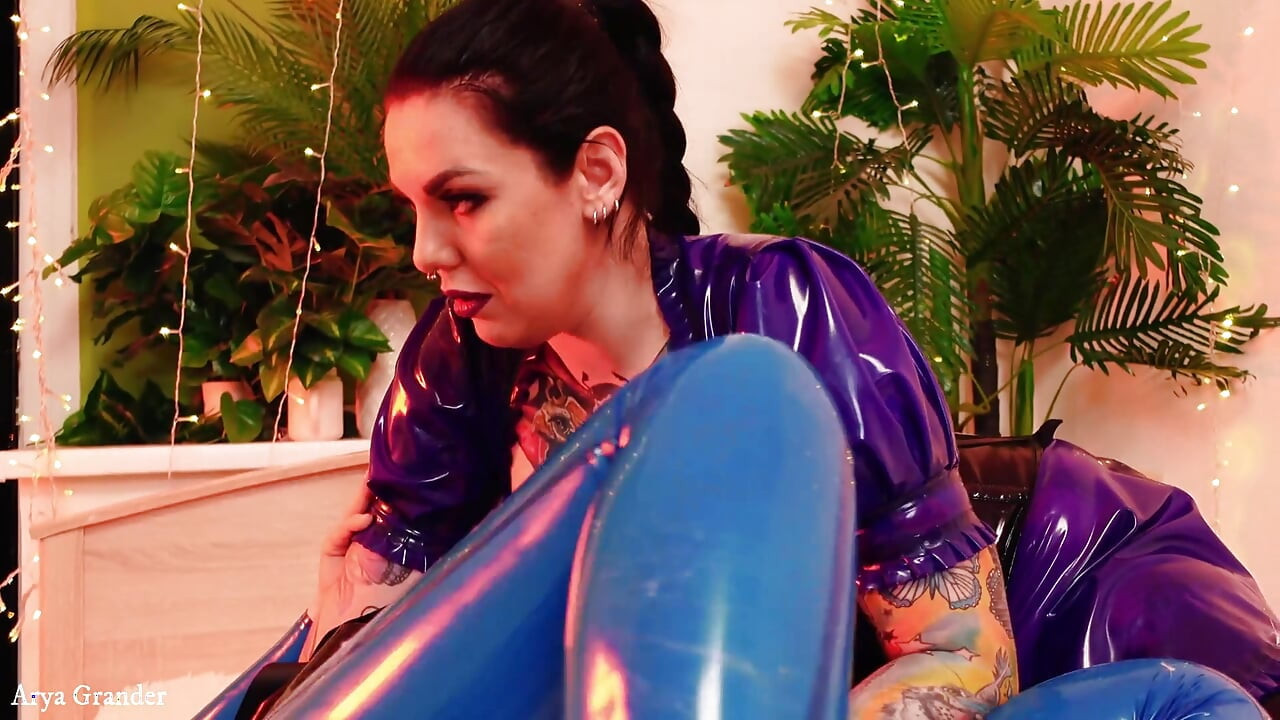 2 napaljene devojke sa mokrom pičkom i oblinama imaju grub seks - BDSM i kinky vagina jebanje!