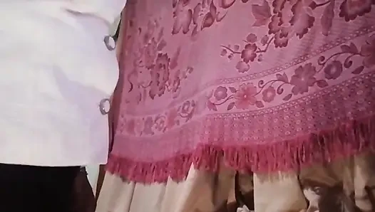 Pembantuku yang asli menggodaku tanpa bra