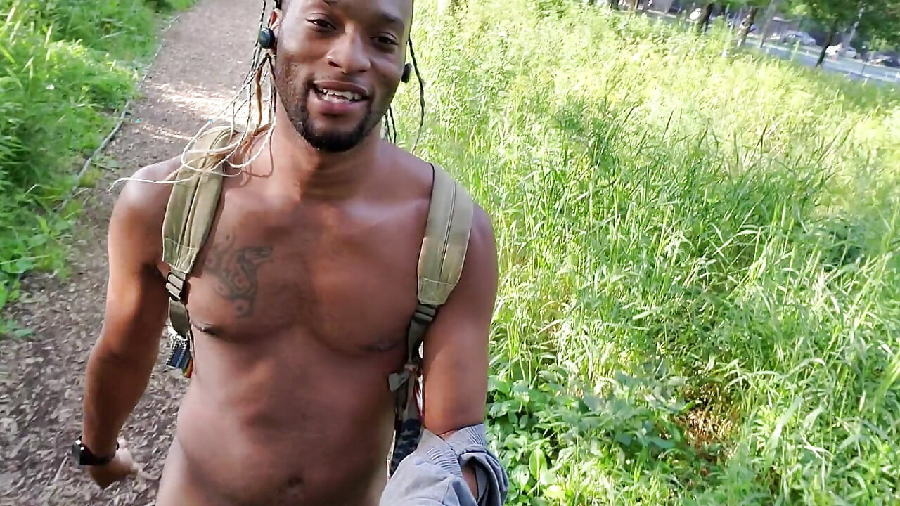 ケニージャイはシカゴの川沿いを裸で歩き、捕まる