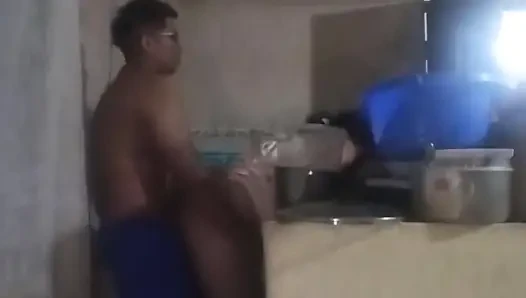 Patron beni sikmek için mutfağa geliyor, yarağı beni heyecanlandırıyor