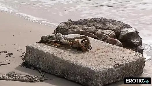 İki kız arkadaş, tatil tanıdıklarının bagajını emiyor