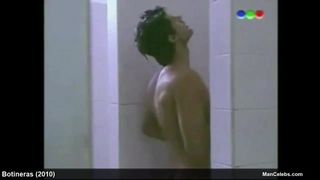 Aktor Christian Sancho nago pod prysznicem