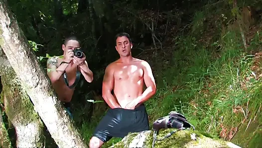 Молодую брюнетку трахают двое мужиков в лесу