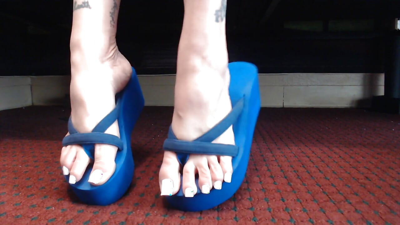 Kuku Putih Panjang Wedge Blue Flipflops