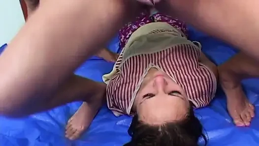 Tiga gadis seksi ini kencing dan telan spermanya sampai kencing