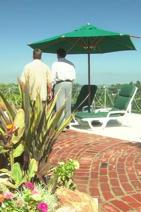 Zuzusehen, wie seine wunderschöne nachbarin sich oben ohne ein sonnenbad nahm, machte ihn lust, ihre saftige muschi zu essen