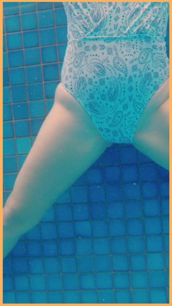 Vrouw toont haar tieten in het zwembad van het hotel.